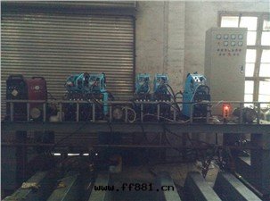 我(wǒ)公(gōng)司自(zì)主研制的(de)自(zì)動(dòng)焊接機(jī)